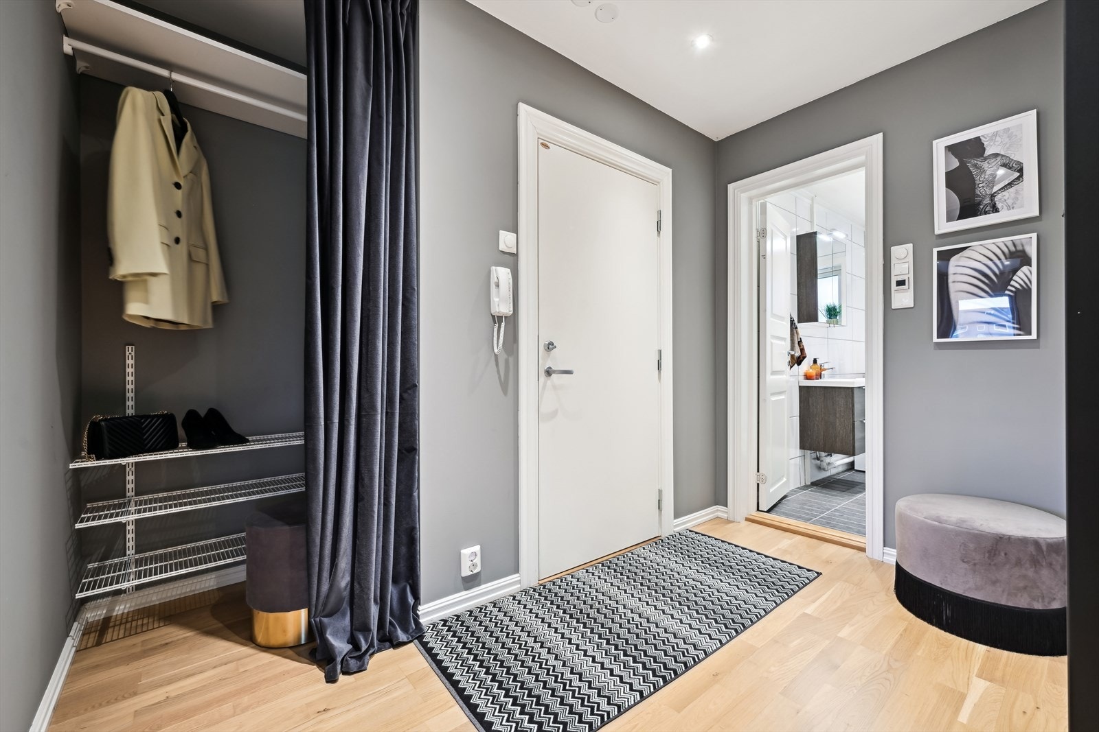 I tilknytning til entrèen finnes et praktisk garderobe med plass til å henge fra seg ytterklær. Galleribilde