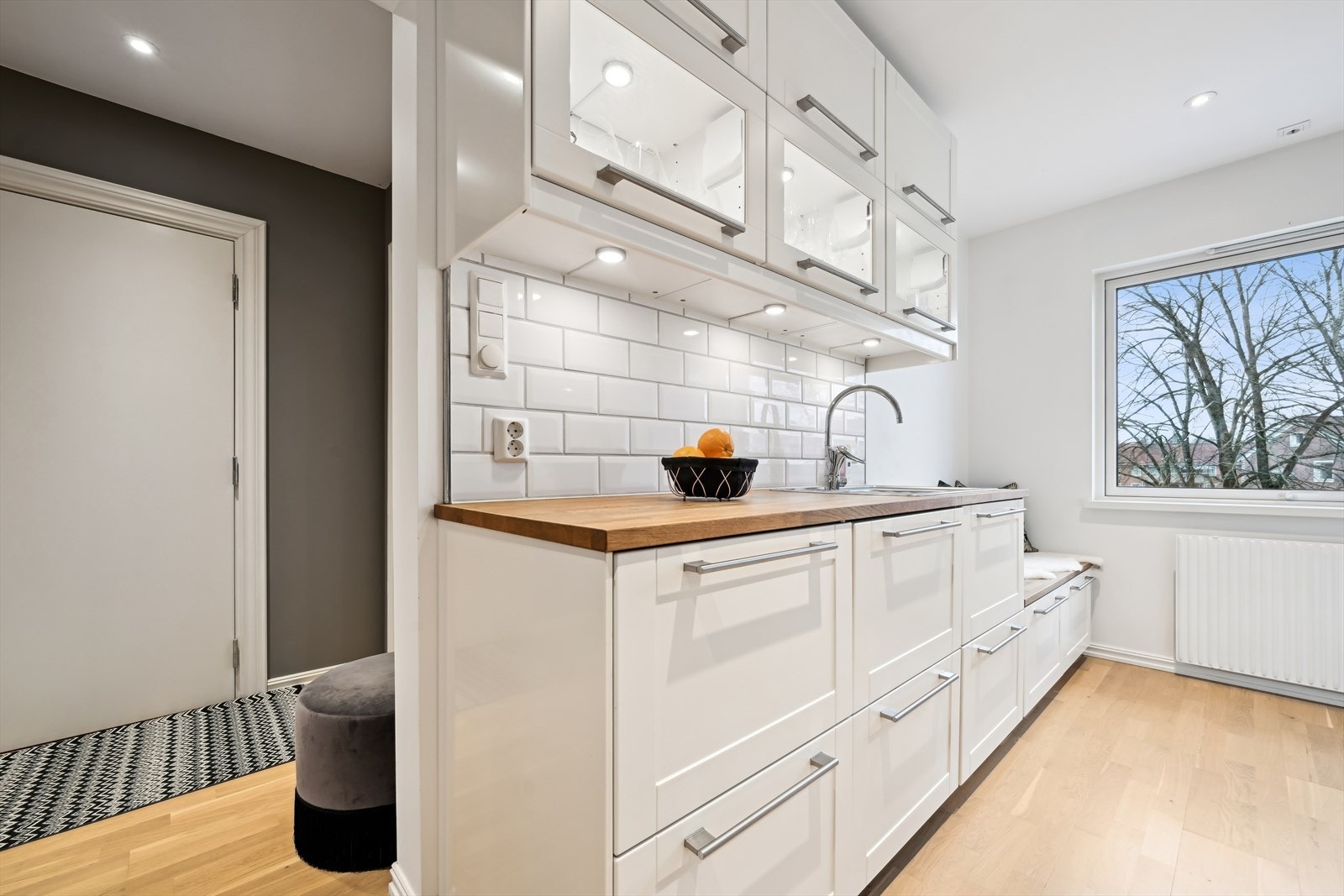 Innerst på kjøkkenet er det en praktisk sittebenk. Galleribilde