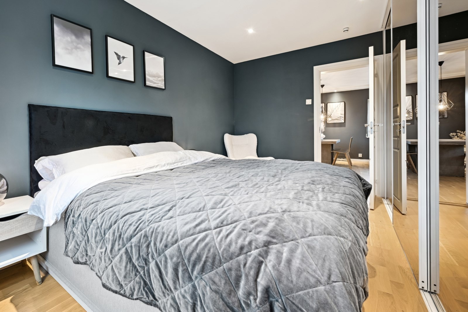 Hovedsoverommet har god plass til ekstra oppbevaringsmøbler eller evt. en kontorplass dersom behovet melder seg. Galleribilde