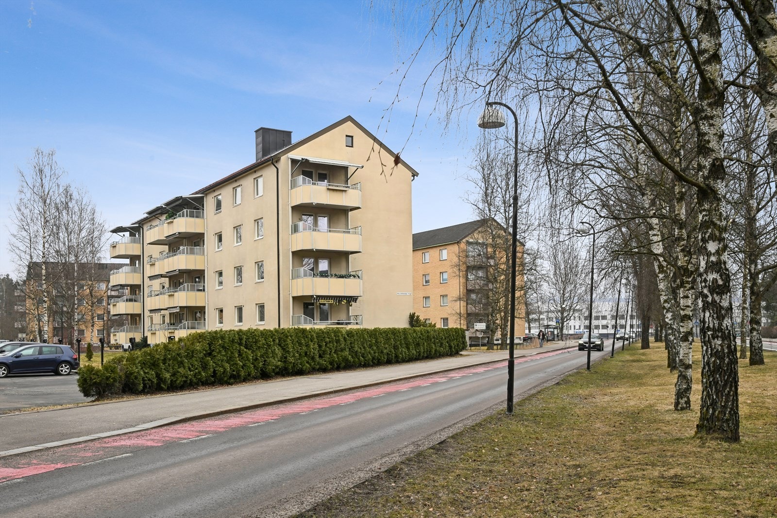 Leiligheten ligger i 3. etg. i denne blokken sentralt i Lillestrøm. Galleribilde