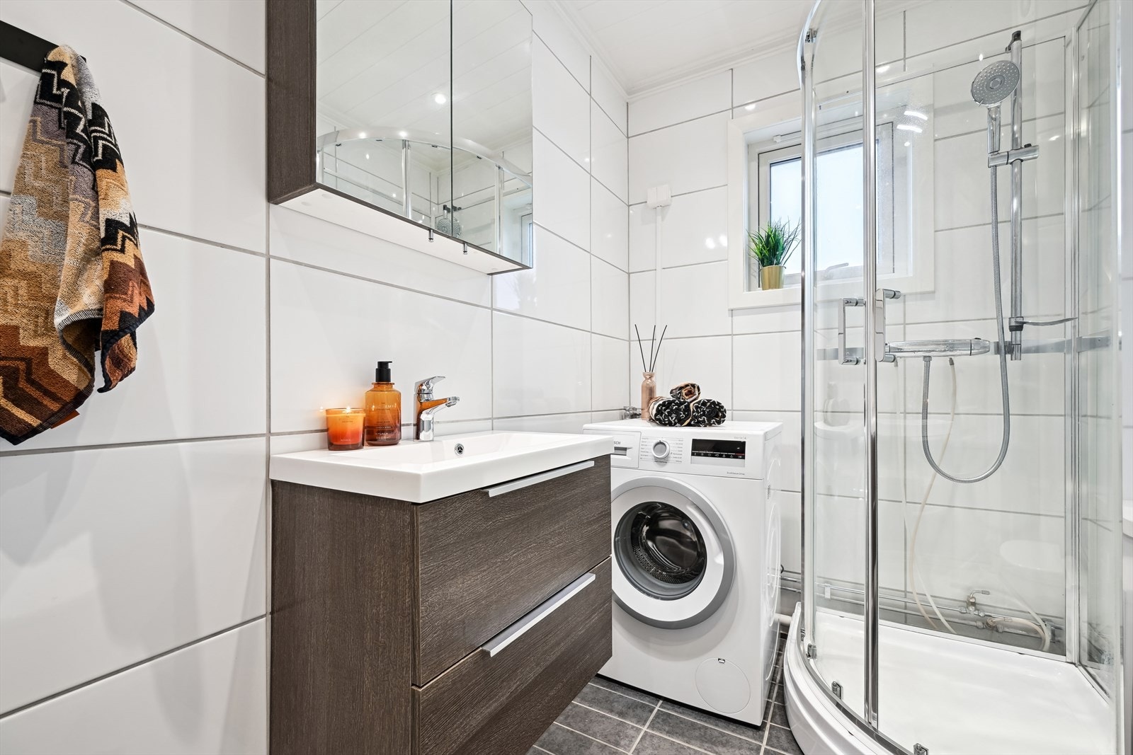 Det er plass til vaskemaskin på badet og dagens eier har dusjet i dusjkabinett. Vaskemaskinen fra 2023 medfølger. Galleribilde