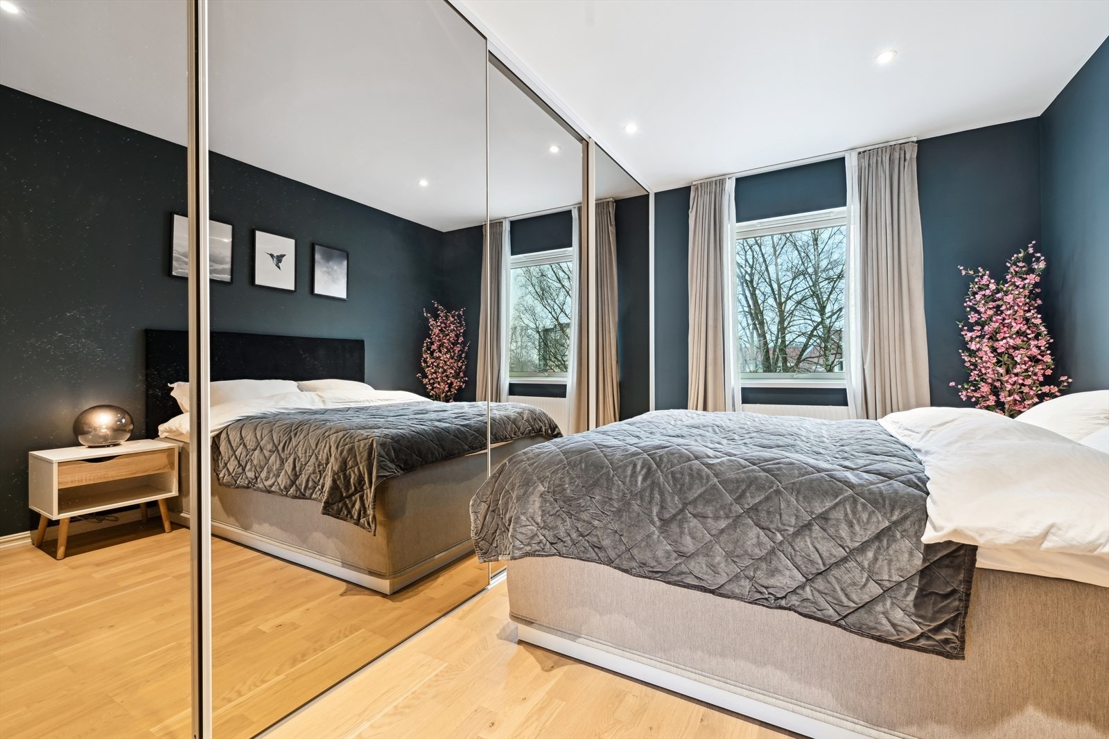 Hovedsoverommet har god oppbevaringsplass i en stor skyvedørsgarderobe. Galleribilde