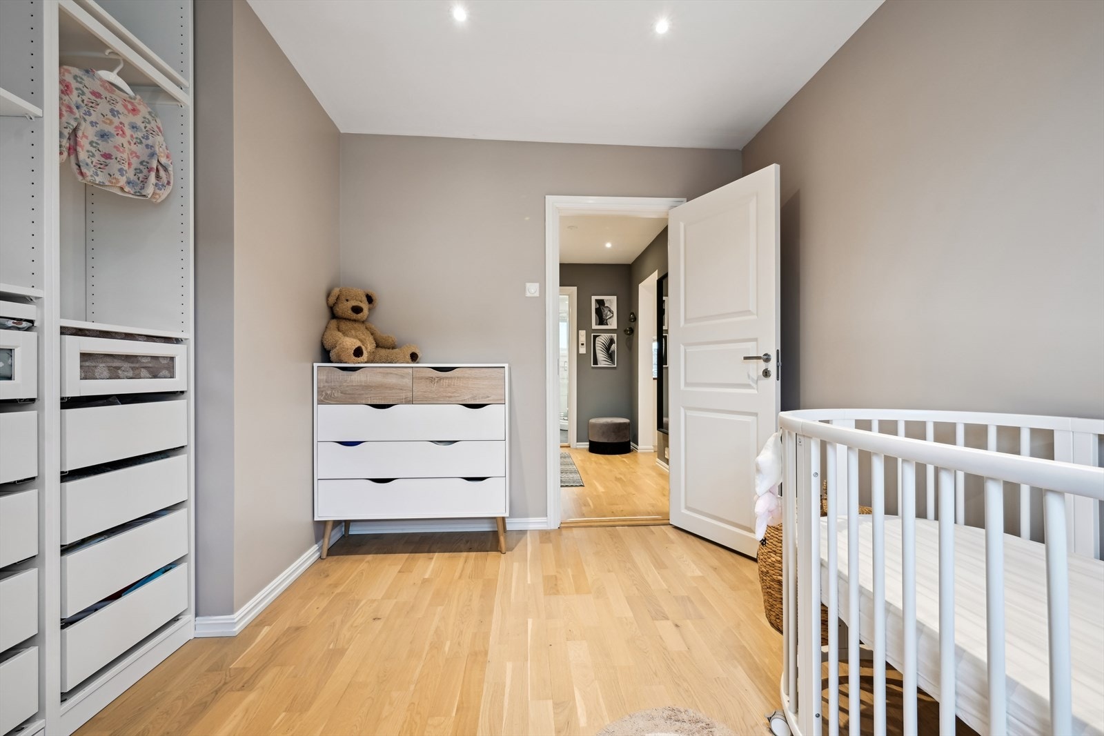 Også soverom 2 er utstyrt med garderobeskap som medfølger ved salg. Galleribilde