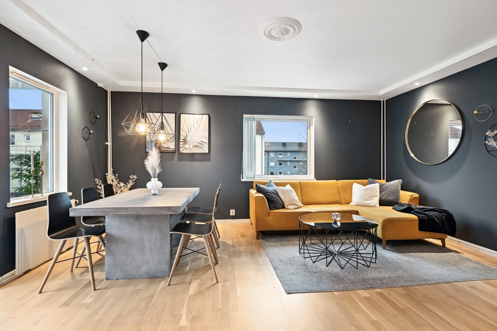 Leiligheten har en fin planløsning og i den moderne stuen er det god plass til både sofagruppe og spisestuemøbler. Galleribilde