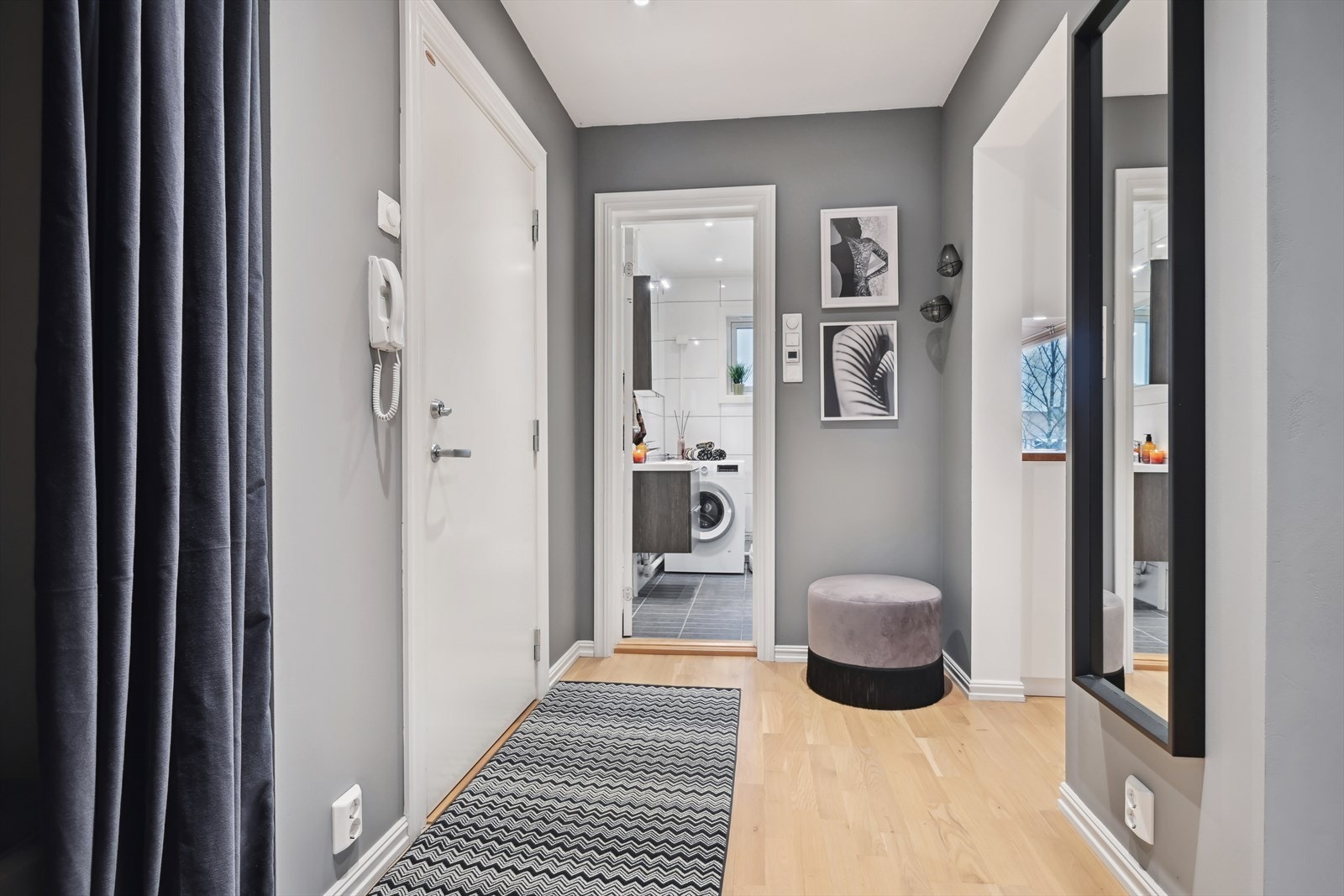 Man ønskes velkommen inn i en lys og innbydende entrè med dørcalling. Galleribilde