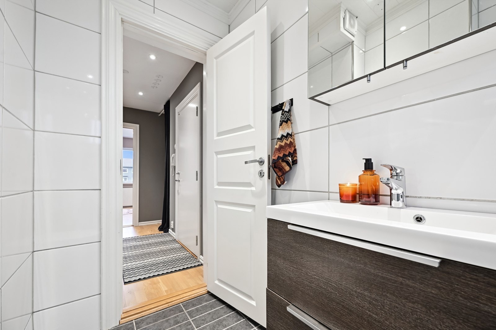 Baderommet er flislagt og har varme i gulv. Galleribilde