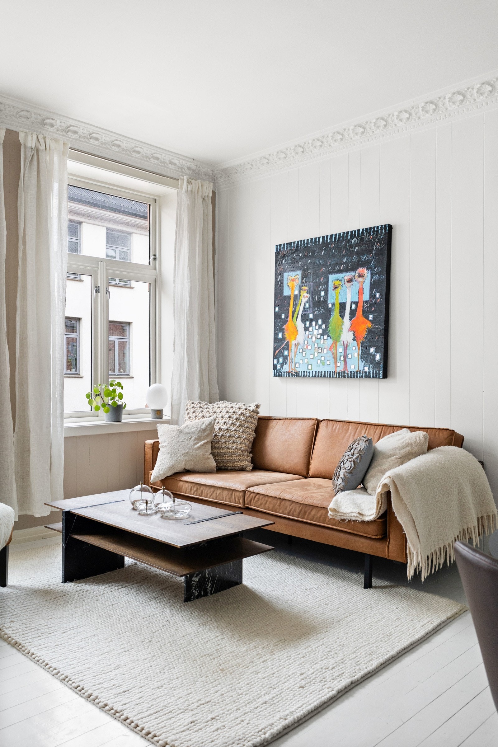 Stukkatur og rosett setter et vakkert preg og bidrar til den autentiske Løkka-stemningen. Lysmalte veggoverflater og malt originalt tregulv. Galleribilde