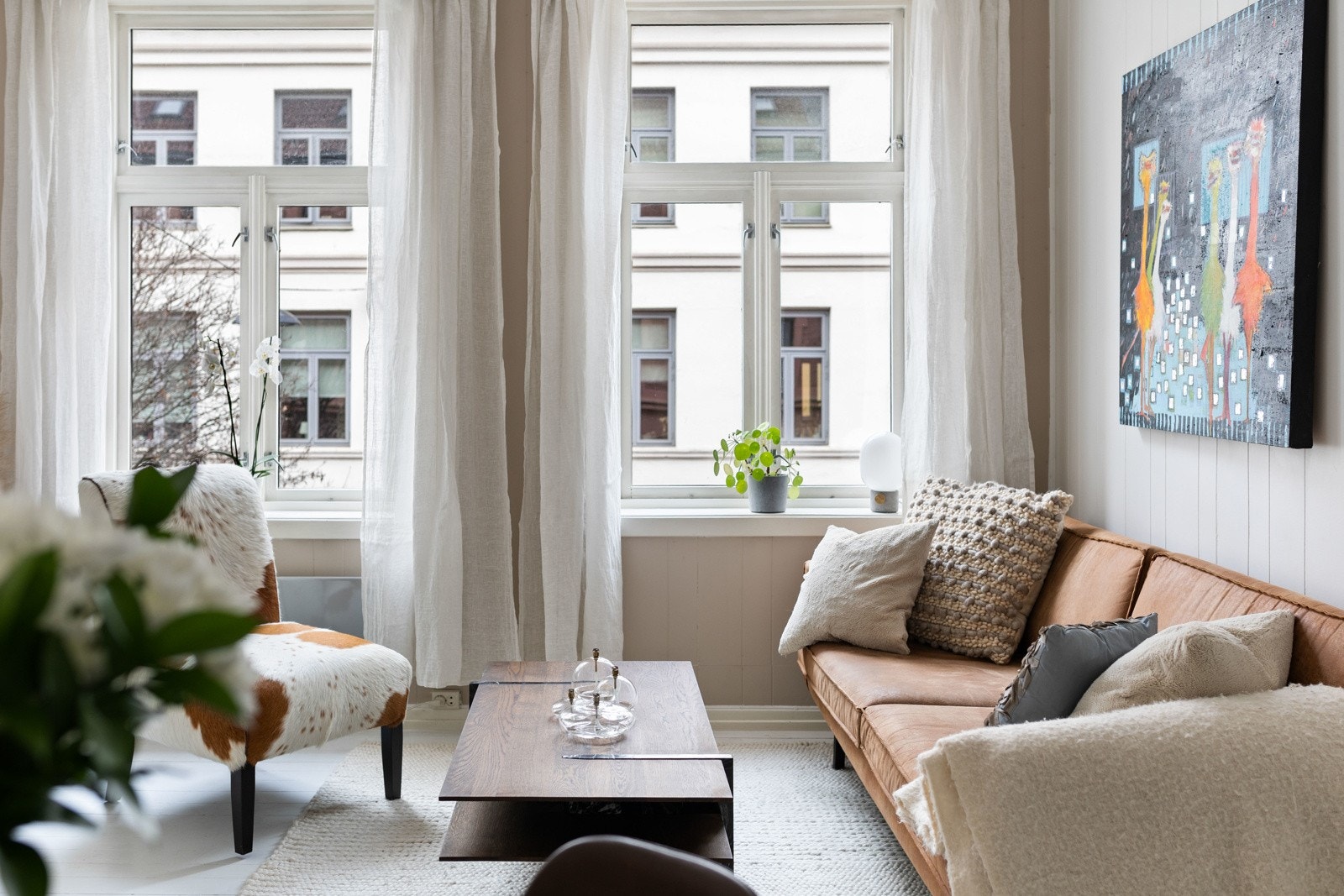 Her får du høy takhøyde på 2,78 meter, originale tregulv, store vinduer med dype karmer, samt vakker stukkatur og rosett som setter den riktige Løkka-stemningen. Galleribilde