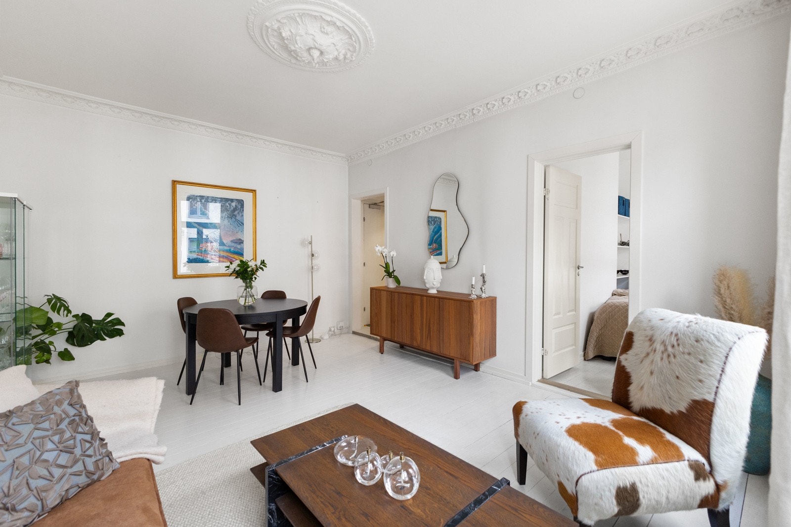 Romløsningen gir godt med plass til både sofagruppe, TV-møblement og en hyggelig spiseplass - perfekt for både avslapning og sosiale sammenkomster. Galleribilde