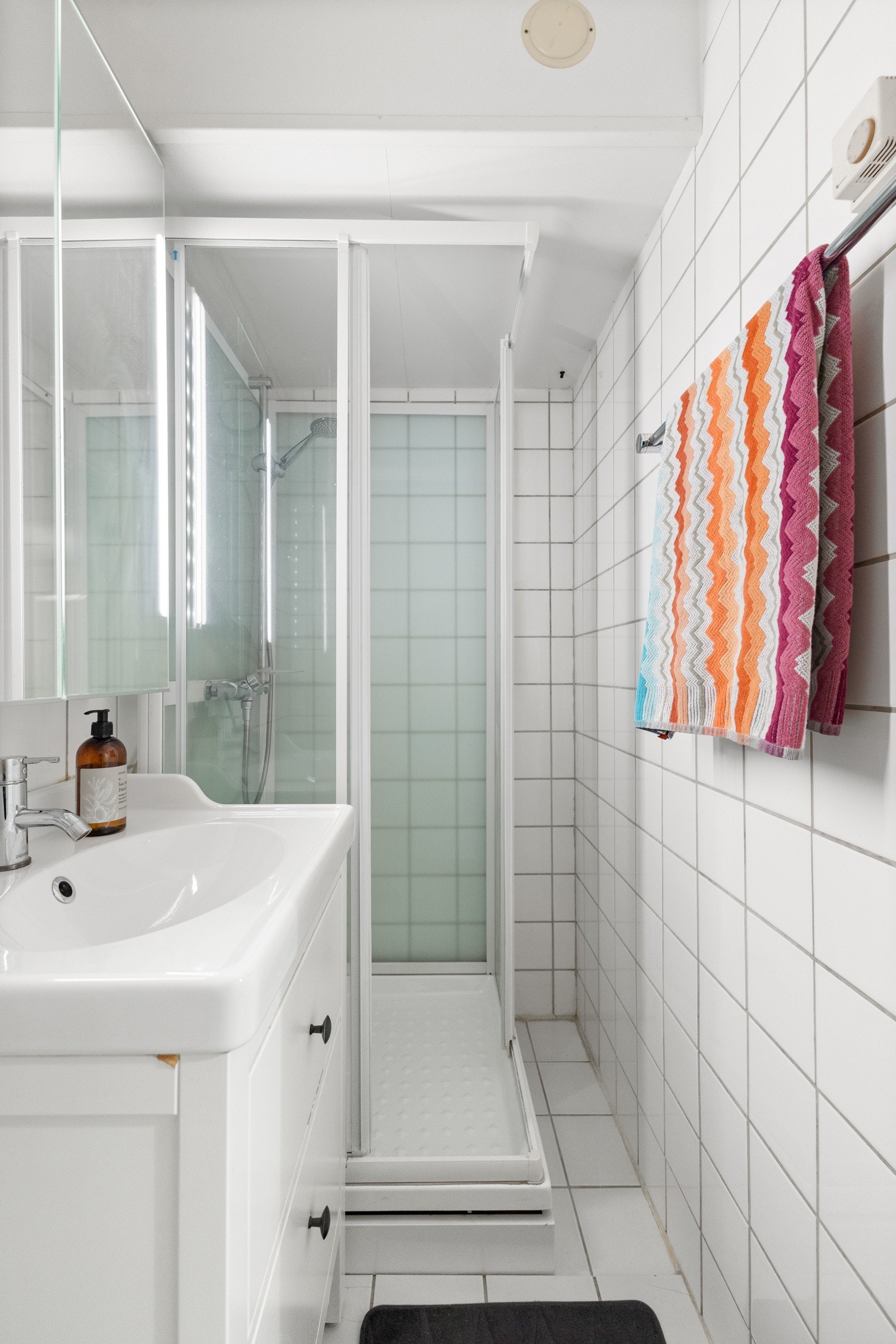 Badet inneholder servant med ett-greps blandebatteri med skuffer, belyst speil over servant, dusjkabinett og wc. Det er fellesvaskeri i sameiet. Galleribilde