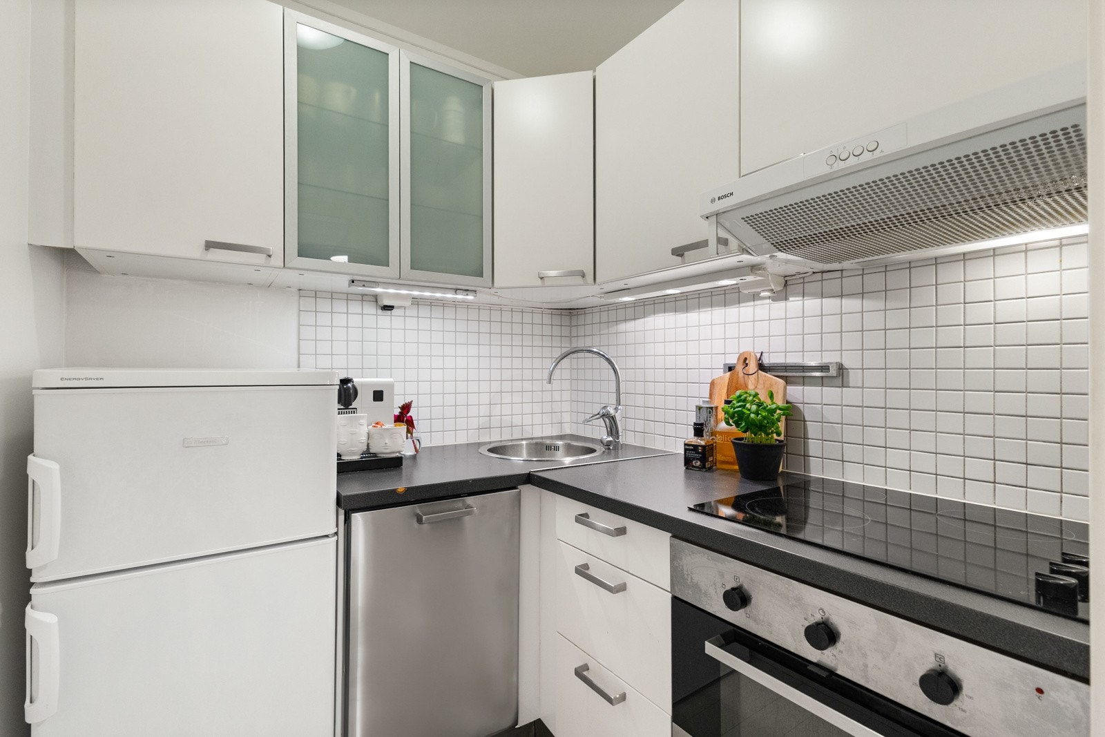 Kjøkkenet har frittstående kjøleskap/frys, oppvaskmaskin, komfyr, platetopp og ventilator over kokesone. God oppbevaringsplass i skuffer og overskap. Galleribilde