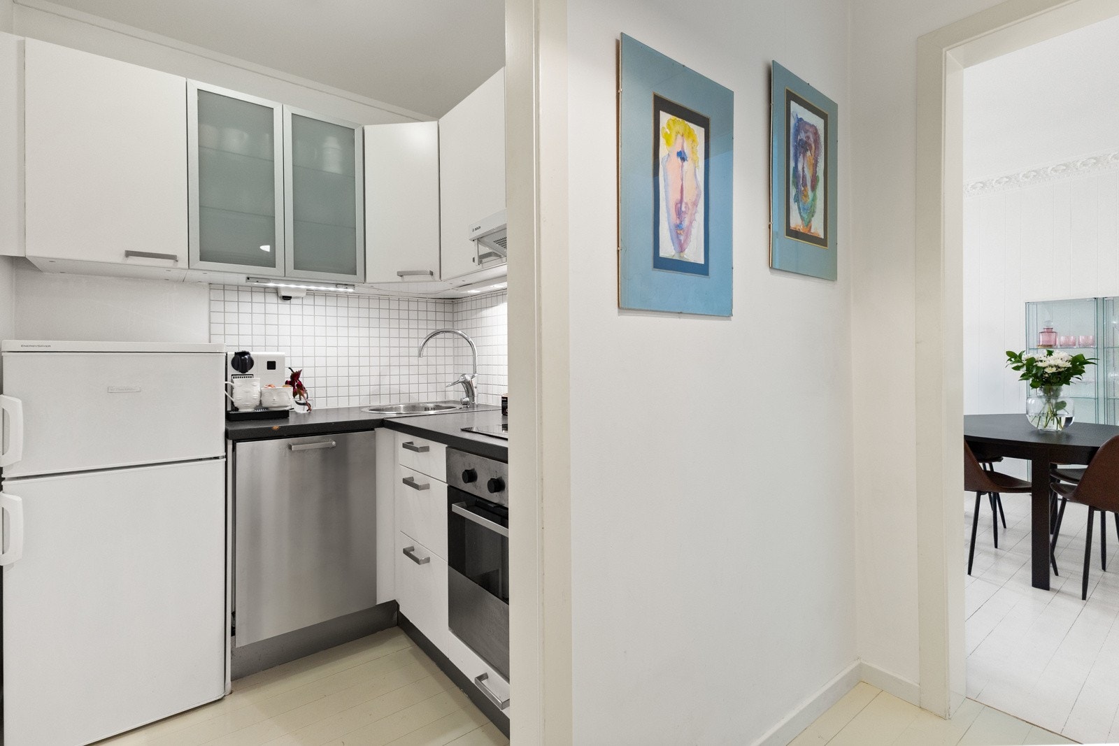 Praktisk avsatt i egen sone er et plassbesparende kjøkken med hvitevarer som medfølger. Galleribilde