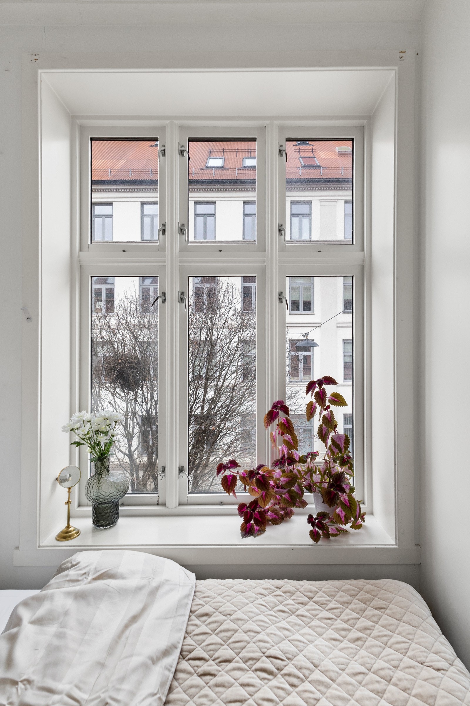 Soverommet har et stort klassisk vindu med dype karmer. Galleribilde