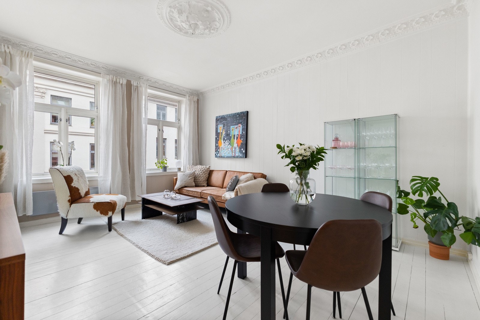 Den luftige og lyse stuen gir en følelse av romslighet og klassisk eleganse. Galleribilde