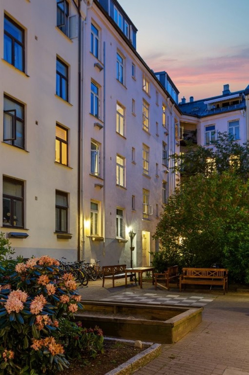 Pent opparbeidet bakgård med sittegruppe og beplantninger i et hyggelig sameie. Galleribilde