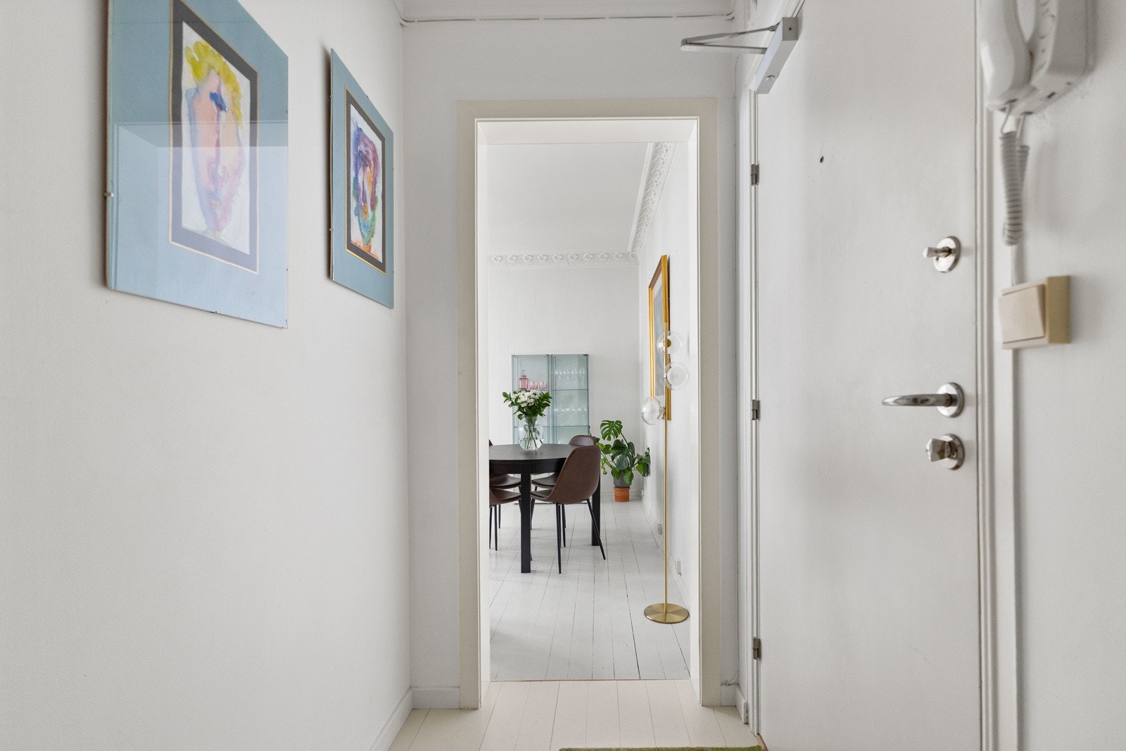 Lys og innbydende entré med plass til å henge fra seg yttertøy på knagger. Galleribilde