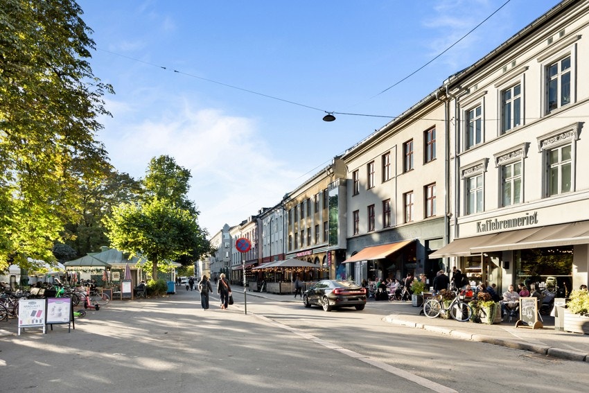 Grünerløkka er velkjent for sitt spennende og unike utvalg av vintagebutikker, søndagsmarkeder, mote, interiør, kaféliv, barer, restauranter og uteserveringer. Galleribilde