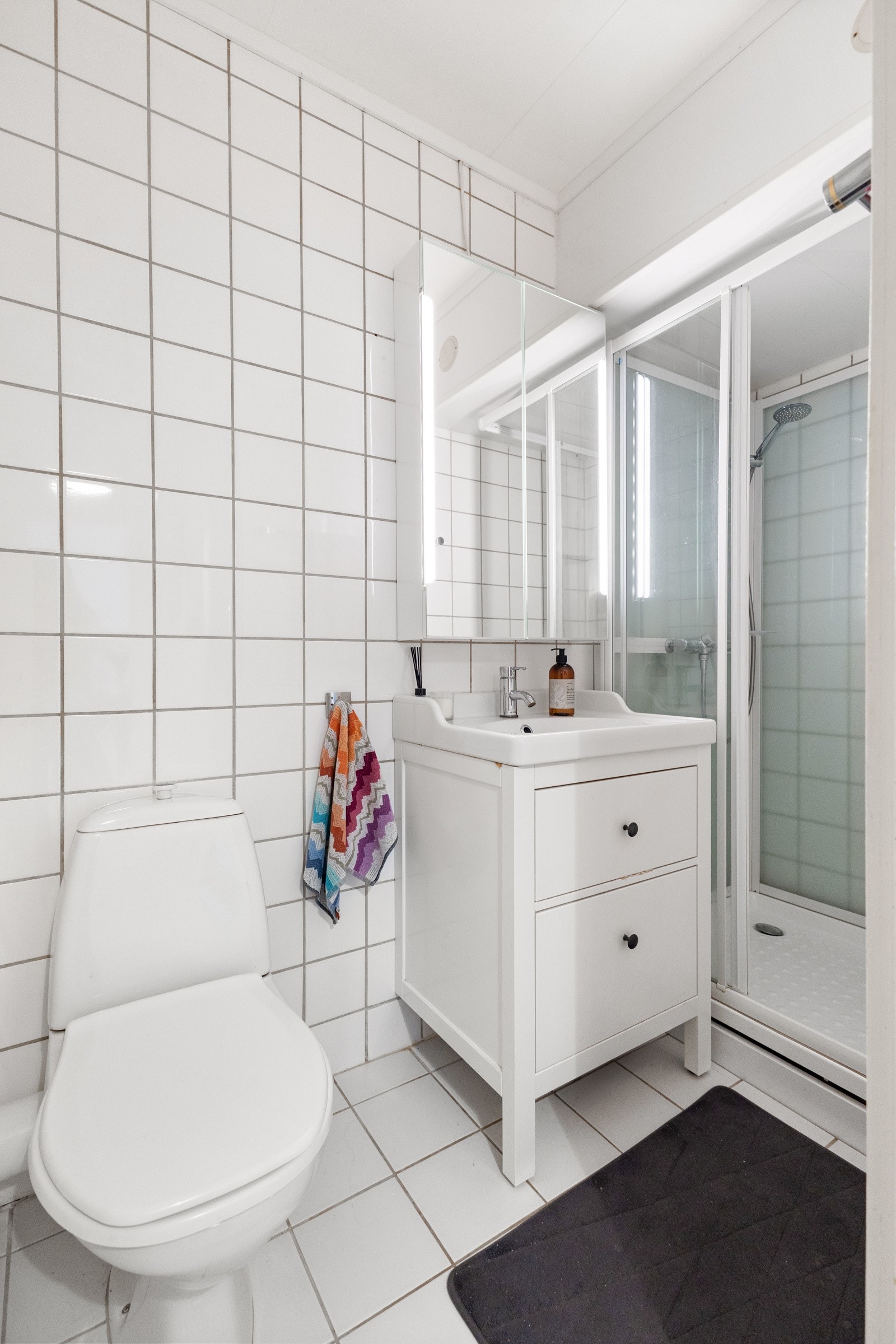 Flislagt baderom med elektriske varmekabler, delvis oppgradert i 2013 ihht. tidligere annonse. Galleribilde