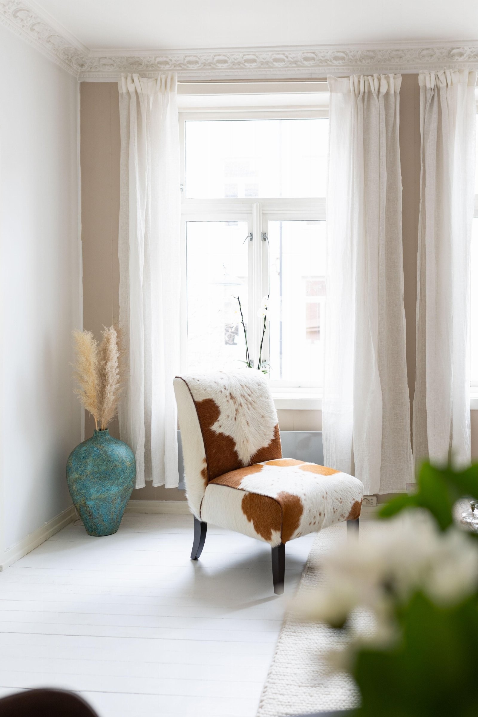 Med en god takhøyde på 2,78 meter og store, langstrakte vinduer med dype karmer, slippes rikelig med naturlig lys inn, noe som forsterker den åpne atmosfæren. Galleribilde