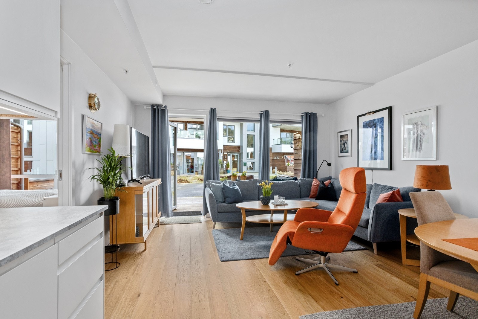 Stor og luftig stue med moderne og åpen løsning mot kjøkkenet Galleribilde