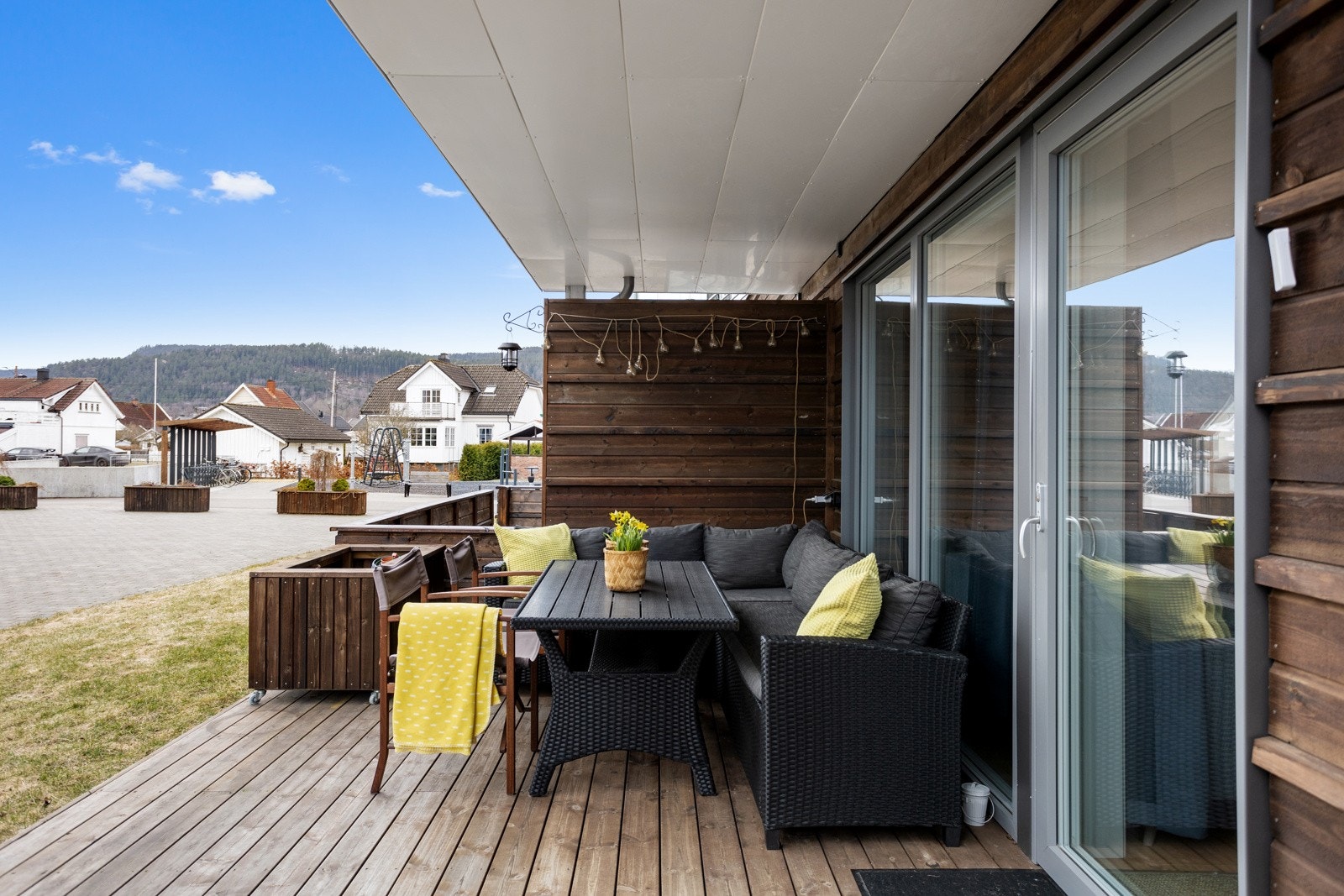 Terrassen er delvis overbygget og har god plass til grill, lounge- og utemøblement Galleribilde