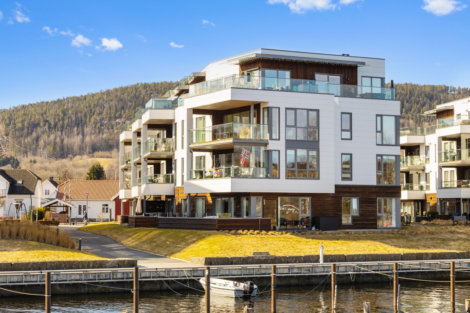 Idyllisk beliggenhet nær sjøen Galleribilde