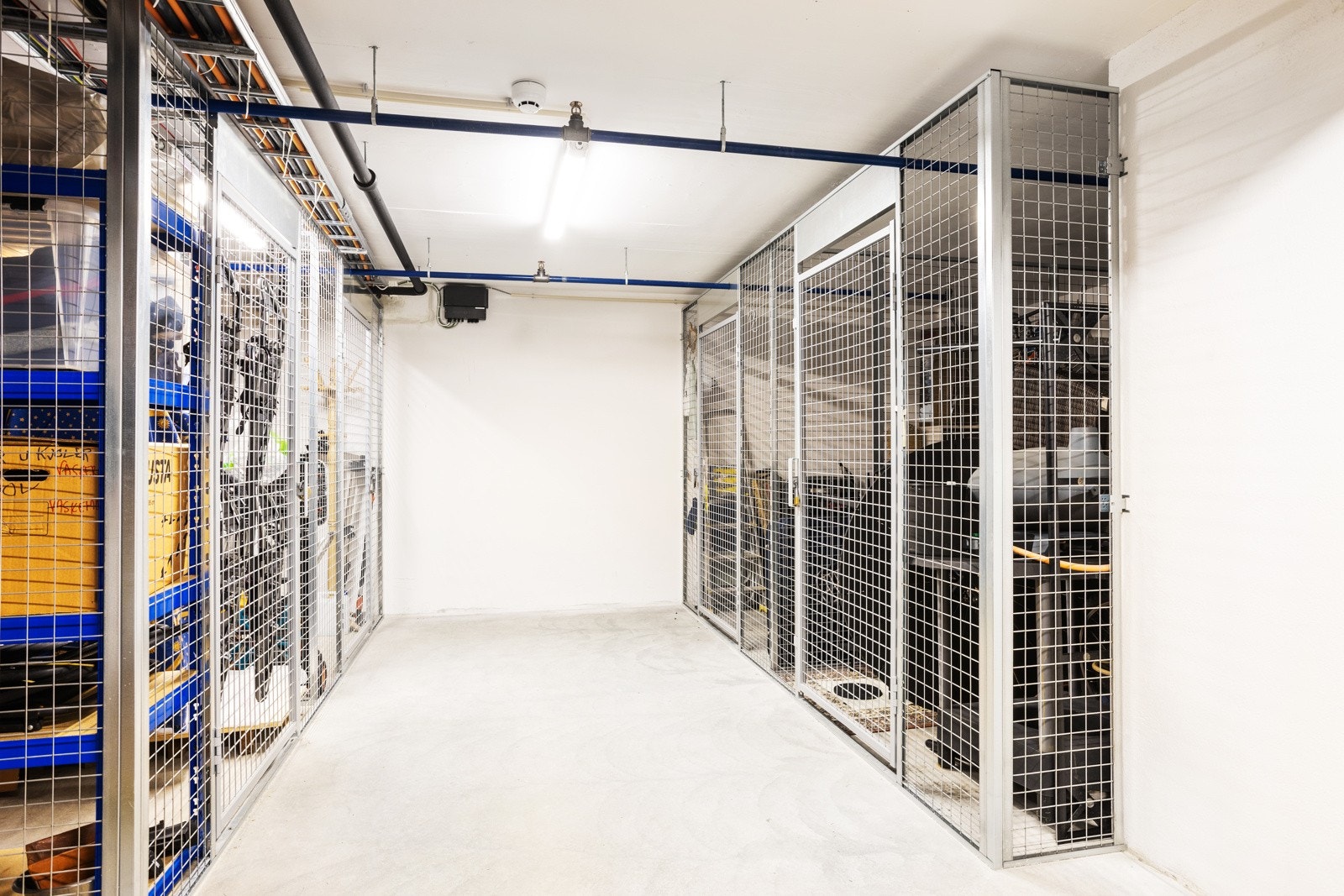 Rett ovenfor parkeringsplassen ligger et felles lukket bodanlegg, med en tilhørende låst ekstern bod på 5m2 Galleribilde