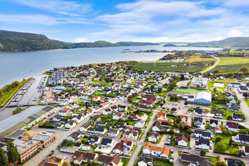 Eiendommen har en idyllisk og solrik beliggenhet rett ved fjorden, i rolige omgivelser med lite trafikkstøy Galleribilde