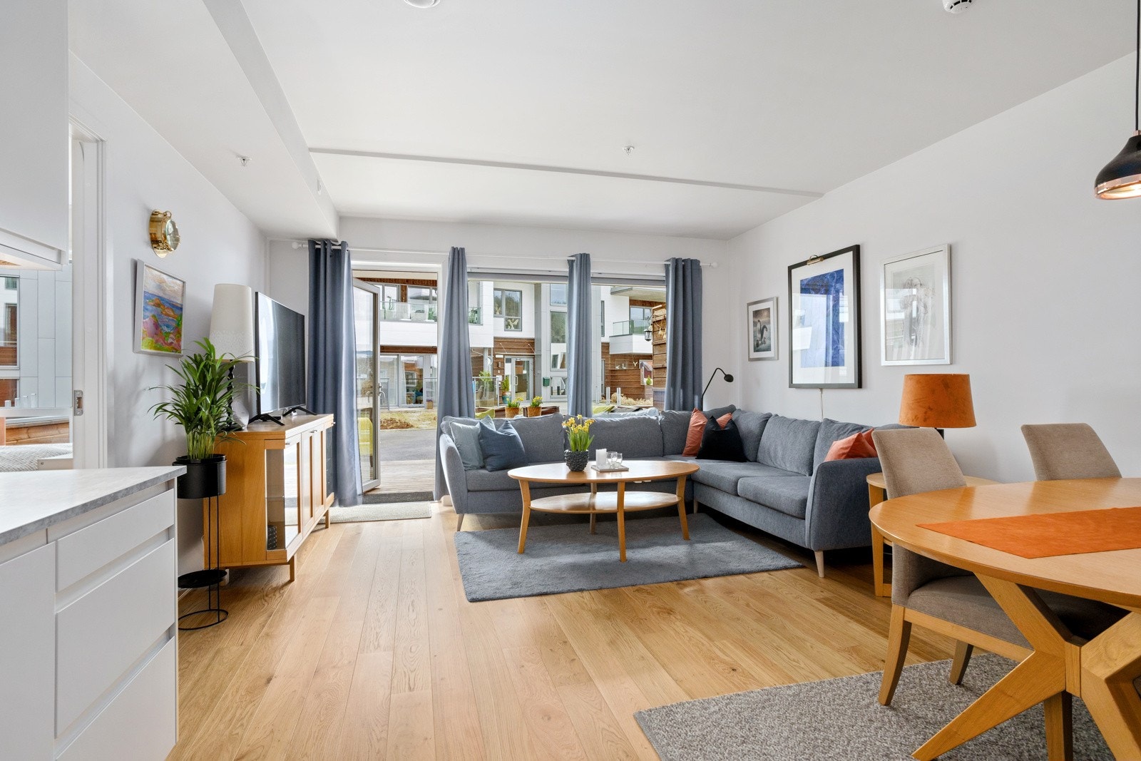 Nyere og lettstelt 2-roms selveierleilighet. Stor terrasse med sjøutsikt. Garasje med enkel adkomst via heis / trappehus Galleribilde