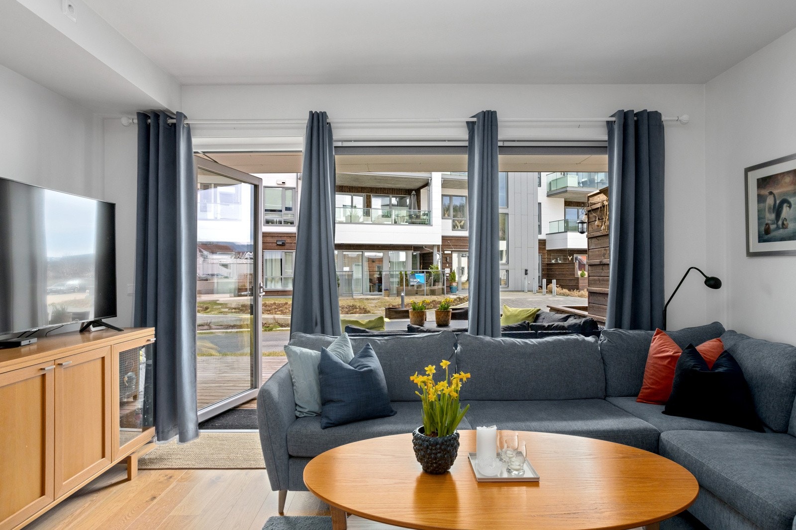 Store vindusflater sørger for rikelig med innslipp av naturlig lys. Fra stuen er det utgang sørvendt markterrasse på ca. 18 m2 Galleribilde