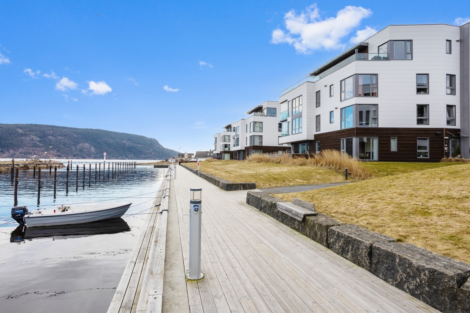 Foran bygningene er det en etablert en fin fjordpromenade med ny brygge og småbåthavn Galleribilde