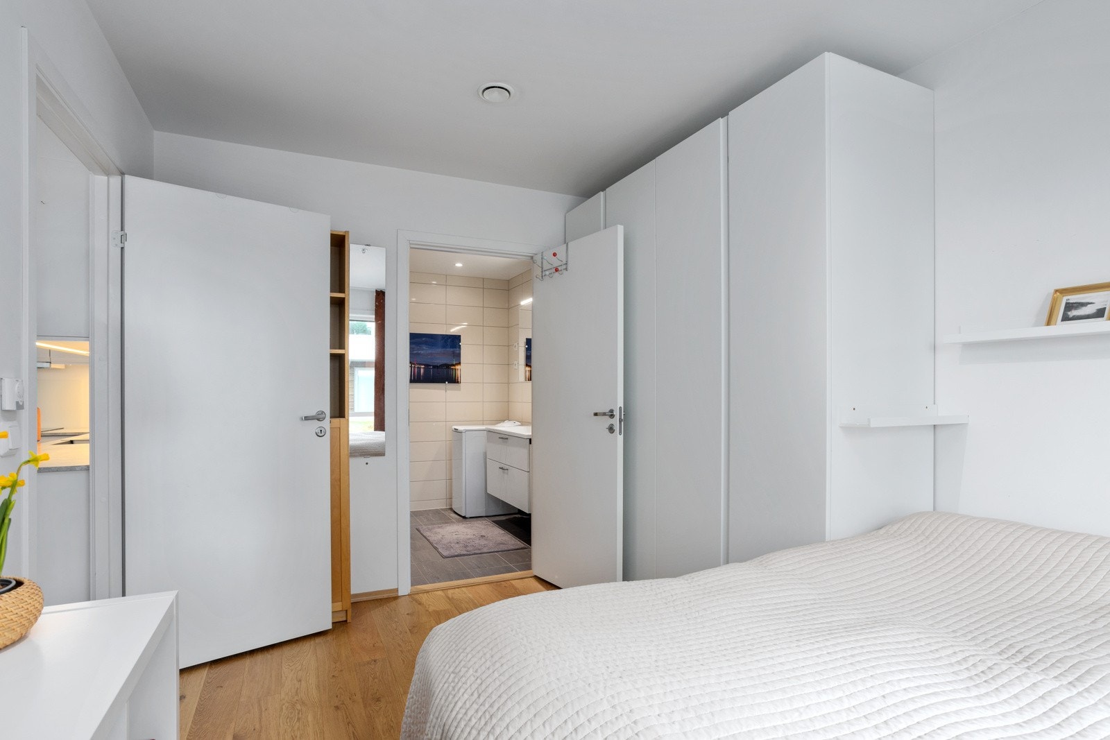 Badet ligger tilknyttet soverommet Galleribilde