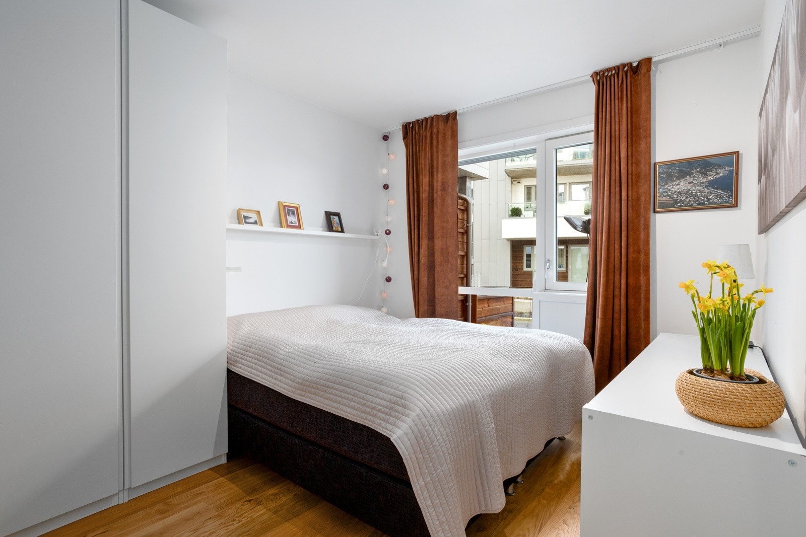 Leiligheten har et stort soverom med god plass til dobbeltseng, garderobeløsning, nattbord og kommode Galleribilde