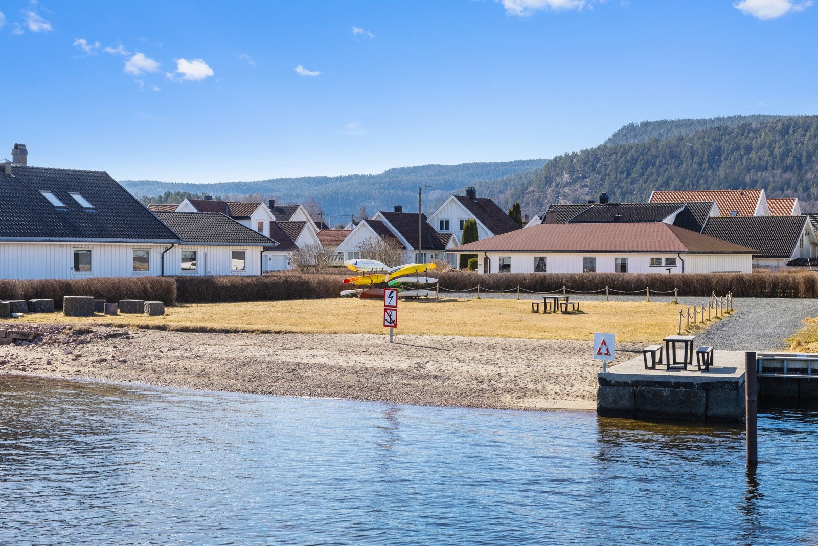 Det er opparbeidet en flott badeplass med sandstrand i enden på feltet Galleribilde