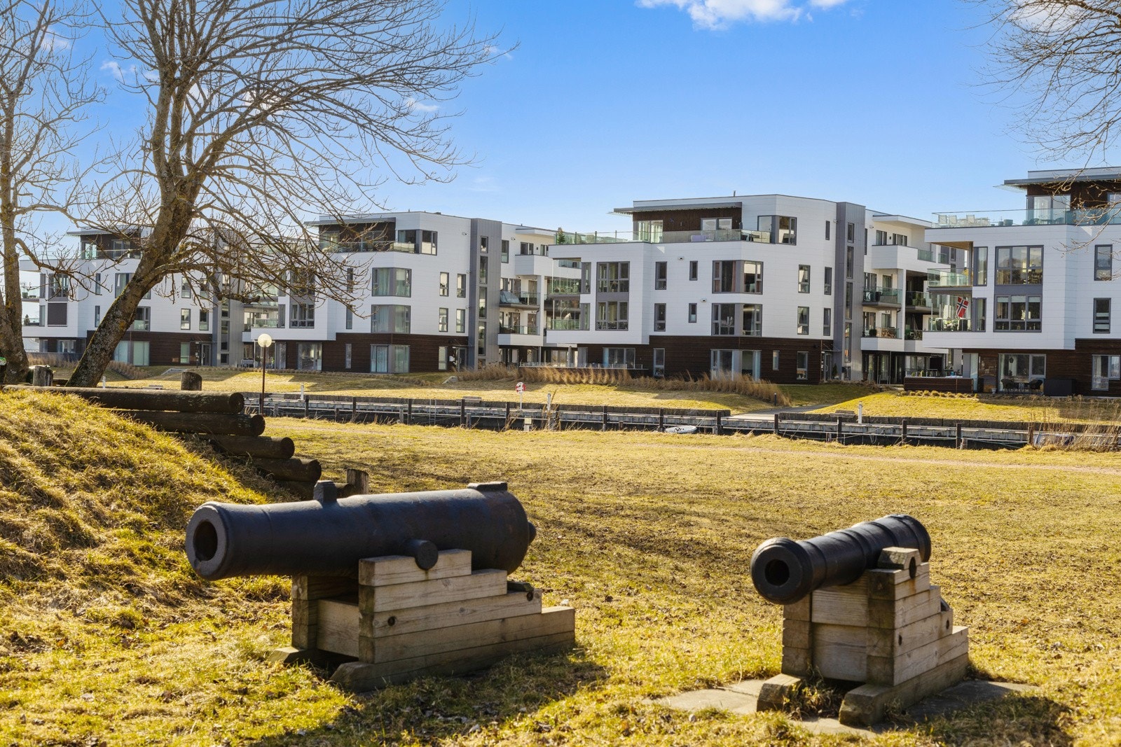 Batteriøya, som ligger rett ovenfor byggningene, er en perle for dem som ønsker å bevege seg på historisk grunn i nær tilknytning til natur og sjø Galleribilde