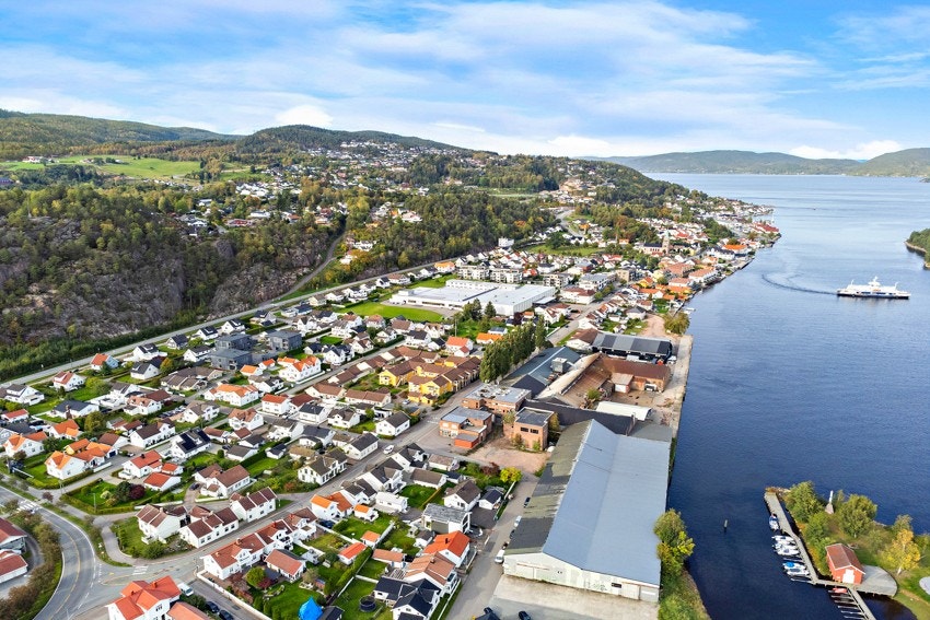 Leiligheten ligger rett utenfor Svelvik sentrum, et lite tettsted som bærer preg av sørlandsidyll med trange gater, nisjebutikker og hyggelige spisesteder Galleribilde