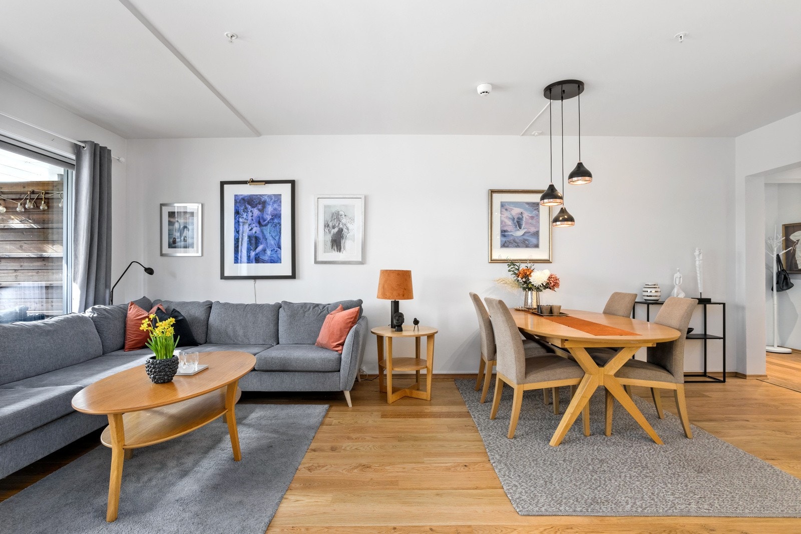 Her er det god plass til spisegruppe, sofagruppe, TV-hjørne og tilhørende møblement Galleribilde