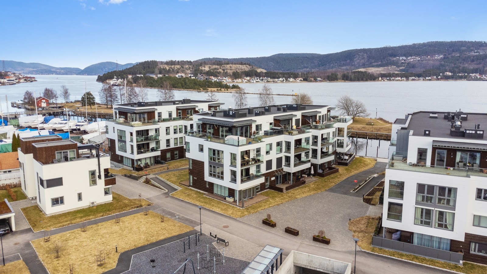 Eiendommen er pent opparbeidet med blant annet internstier, lekeplass, park- og strandområdet, plenarealer og blomsterkasser Galleribilde