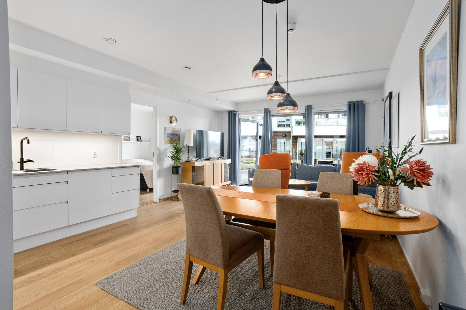 Gulvet er lagt med en lun og flott 1-stavs eikeparkett med vannbåren, komfort gulvvarme Galleribilde