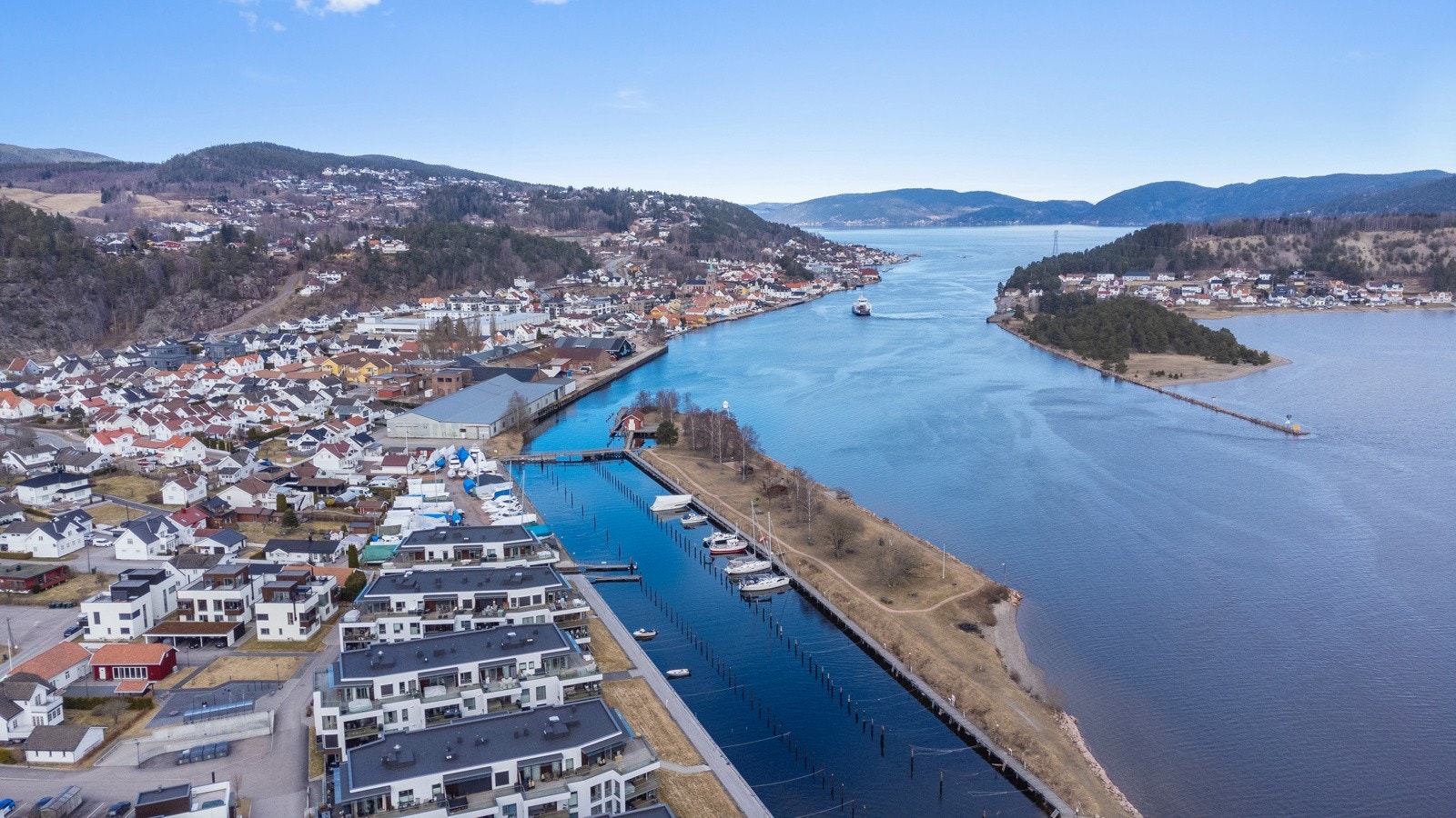 Kort spasertur til koselige Svelvik sentrum hvor en finner de fleste fritidstilbud, herunder dagligvarebutikk, kjøpesenter, vinmonopol og offentlige tjenester (Batteriøya ser du i bildet) Galleribilde