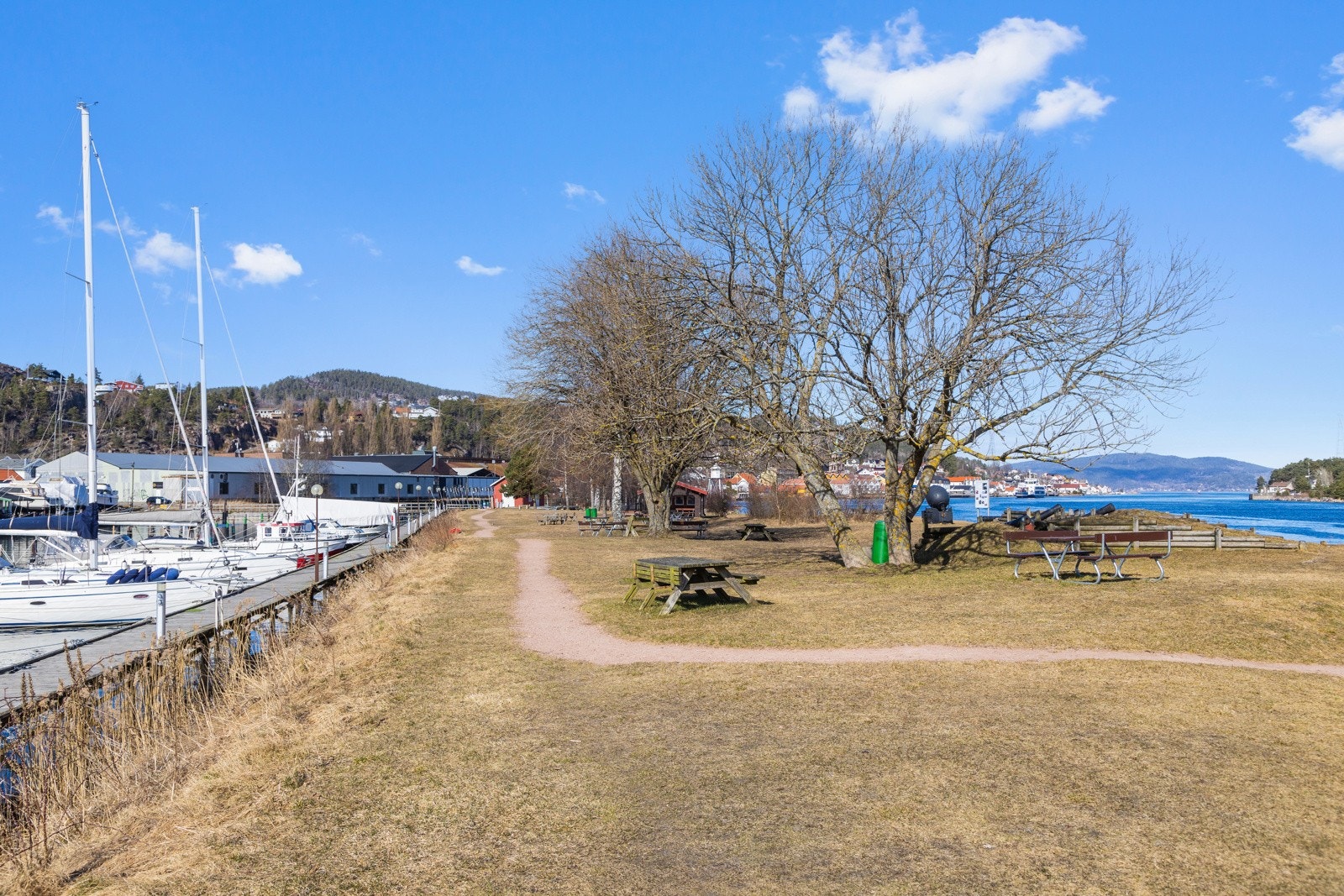 Det er tursti og sittebenker på øya. På øya finner man også tusenårsstedet for tidligere Svelvik kommune. Galleribilde