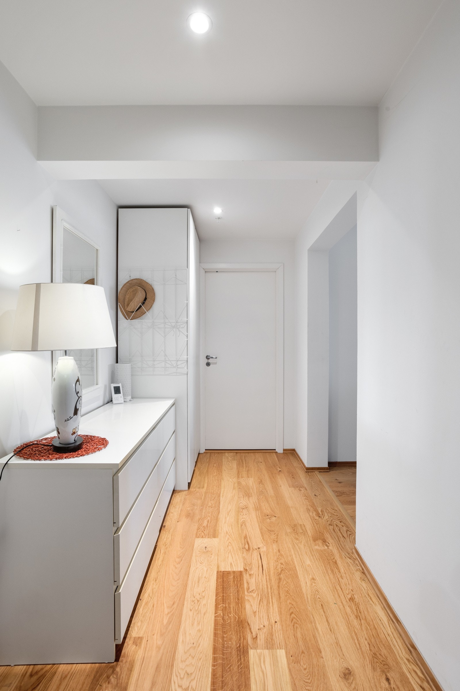 Entréen er også tilknyttet en innvendig bod med ytterligere oppbevaringsmuligheter, som gjør det enkelt å rydde sko og jakker ut av syne Galleribilde