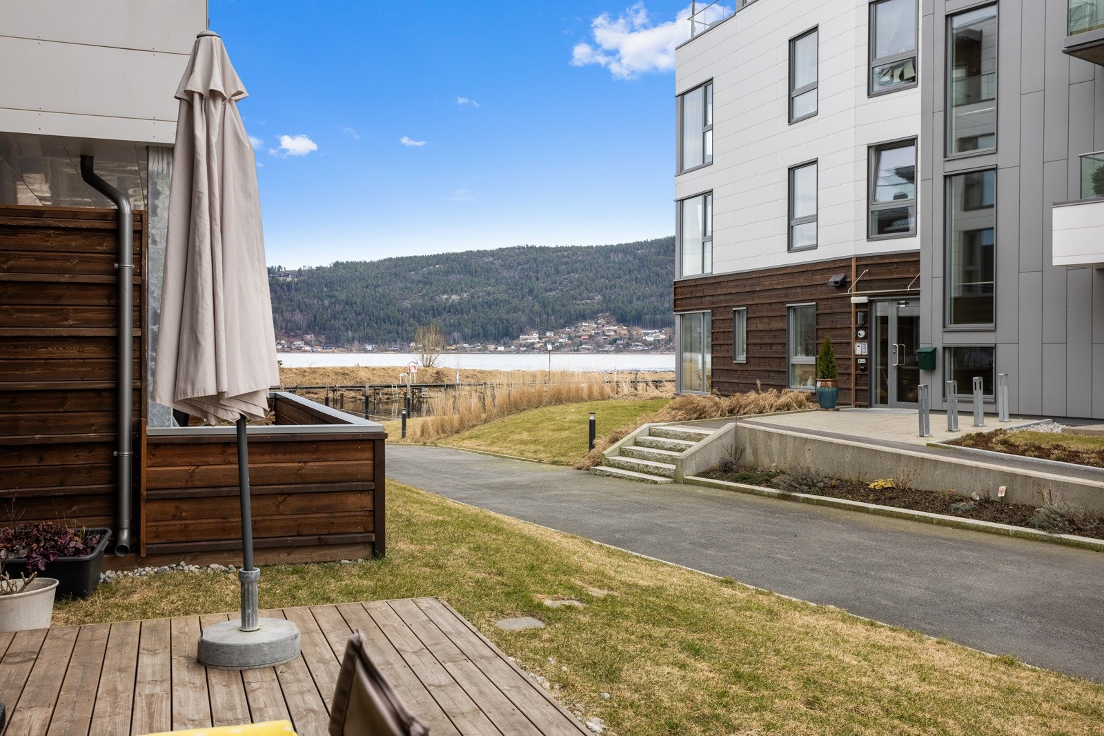 Fjordutsikt fra sofakroken på terrassen Galleribilde