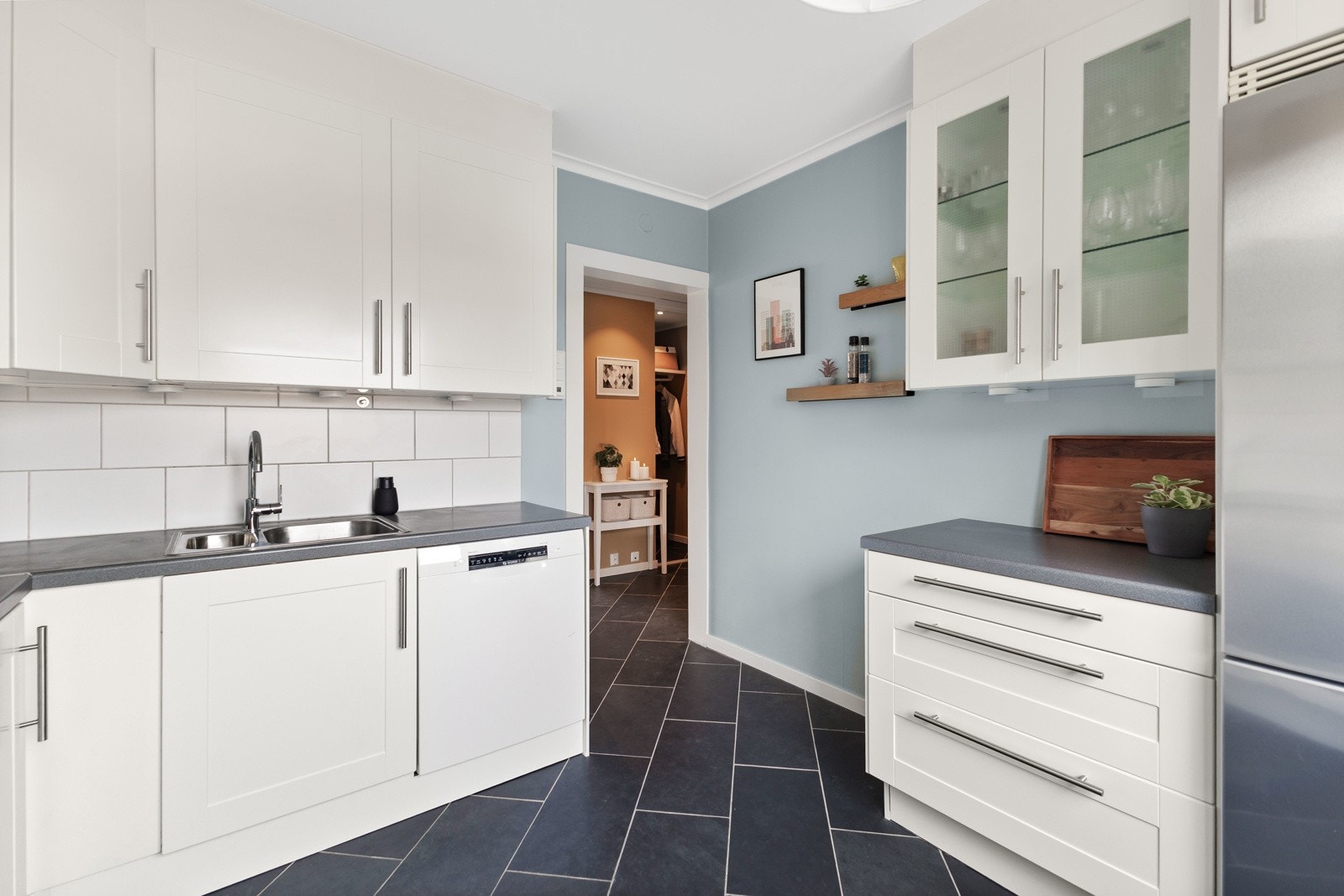 Integrert platetopp, stekeovn, mikroovn og oppvaskmaskin Galleribilde