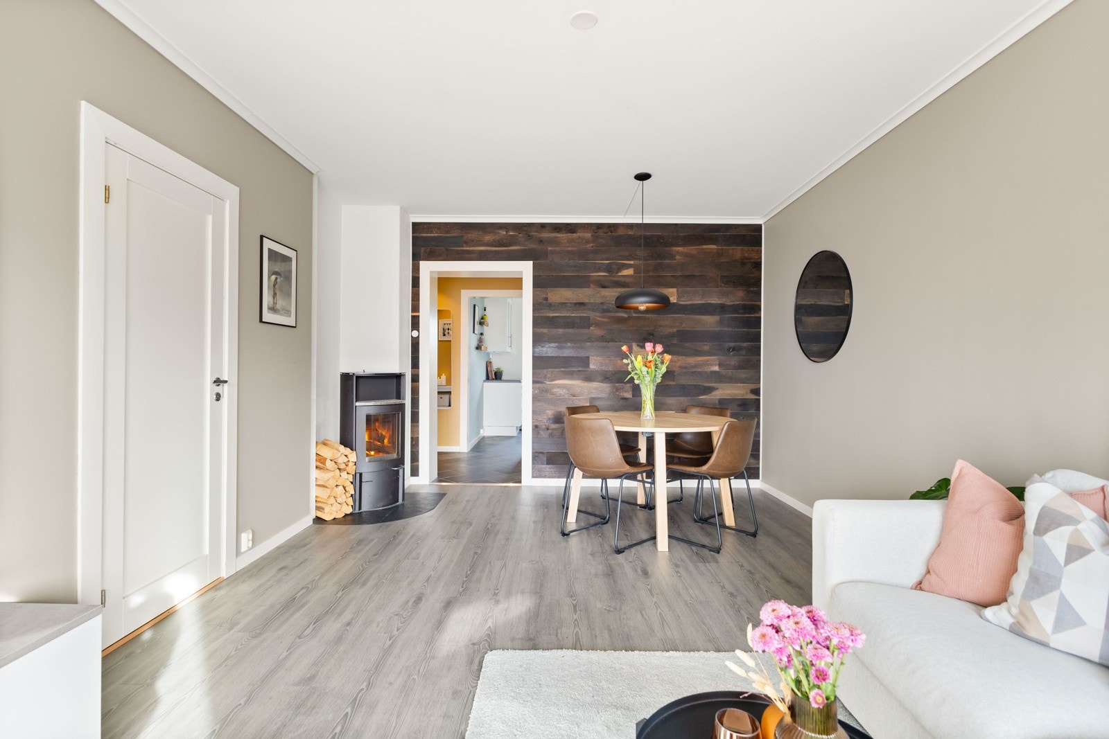 Romslig stue med god plass til sofagruppe og spisebord Galleribilde