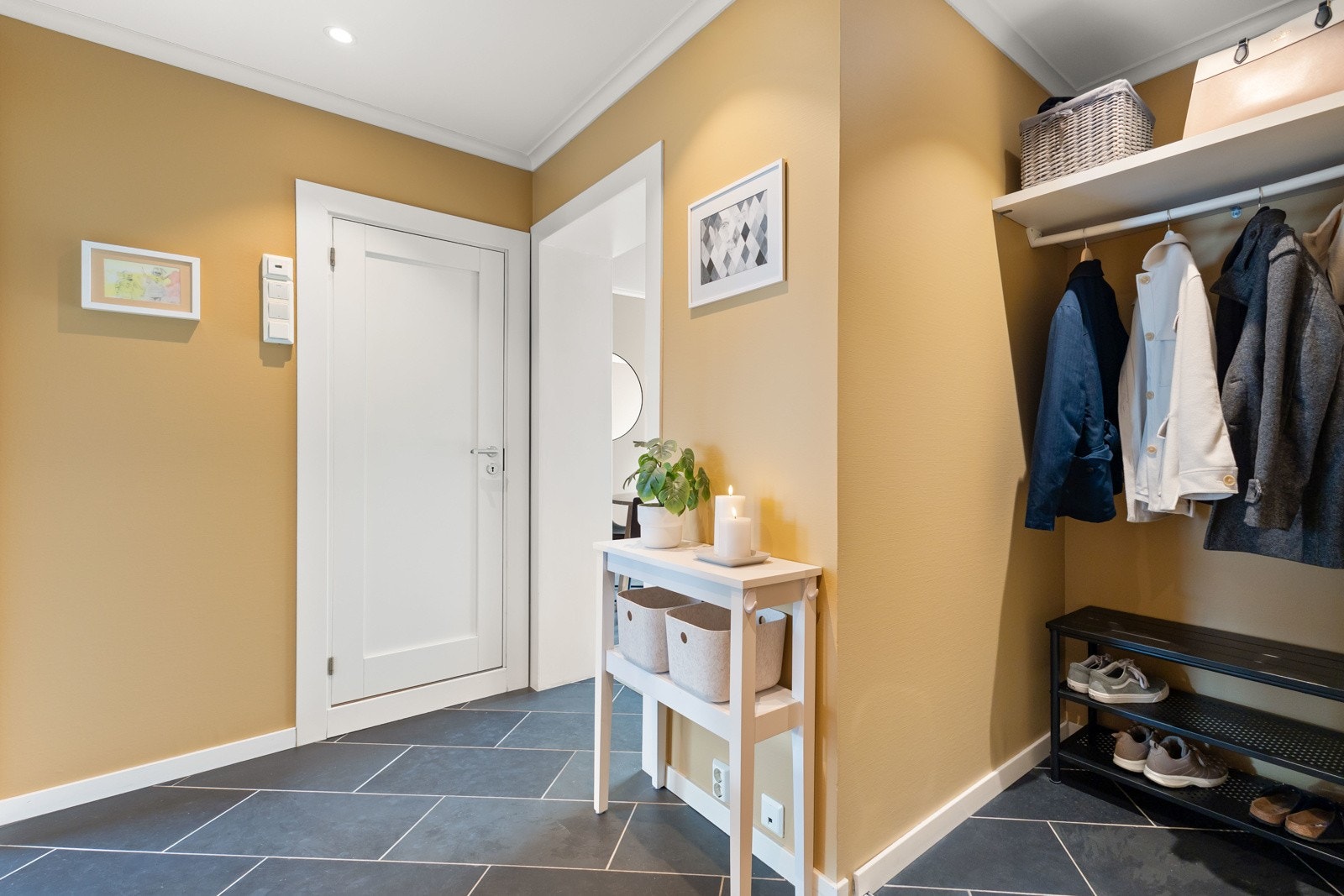 Innbydende entré med garderobeplass Galleribilde