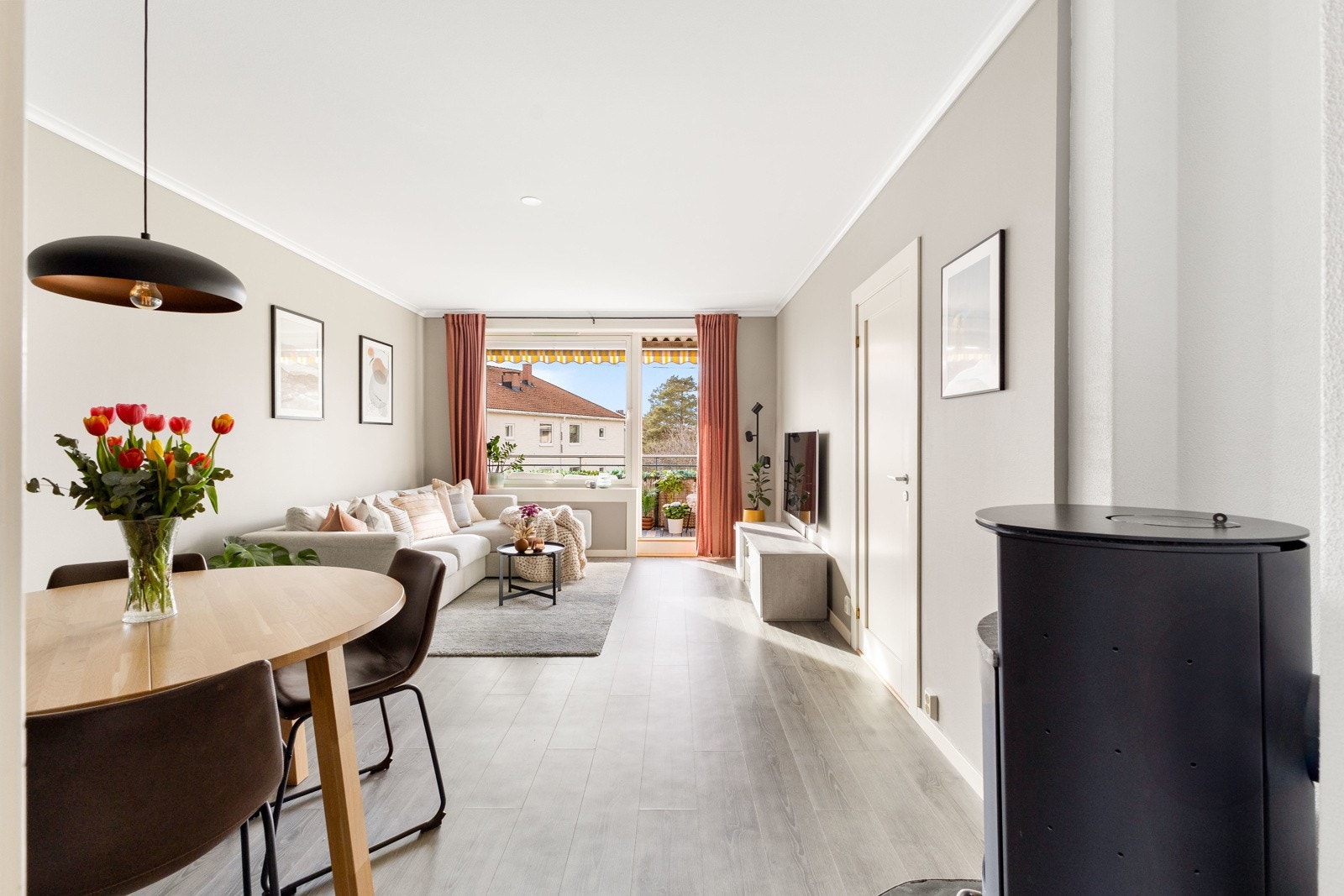 Flott 3-roms toppleilighet med super beliggenhet sentralt i barnevennlige og rolige omgivelser på Lambertseter Galleribilde