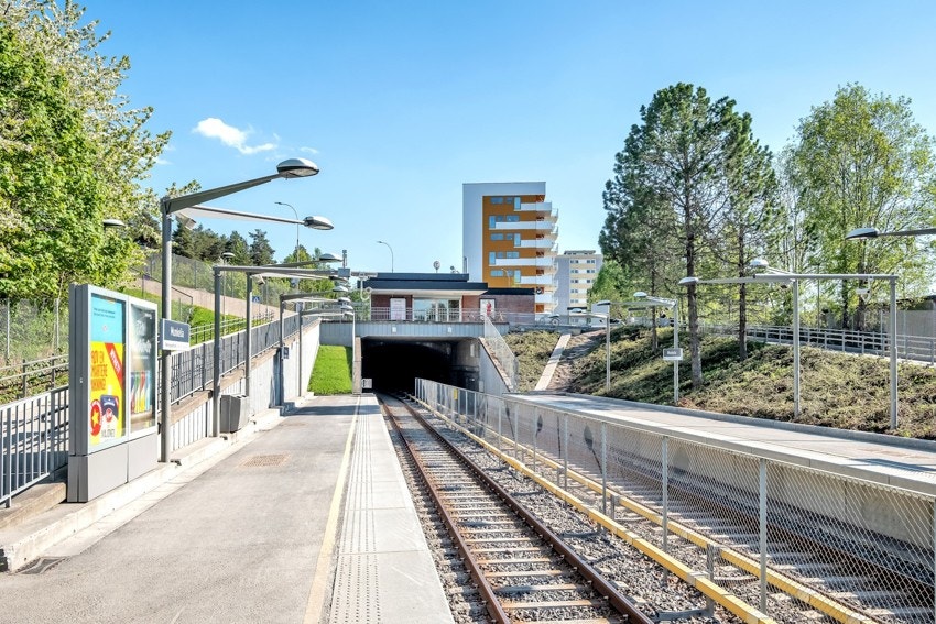 Kort gange til Munkelia T-banestasjon, buss og flybuss Galleribilde