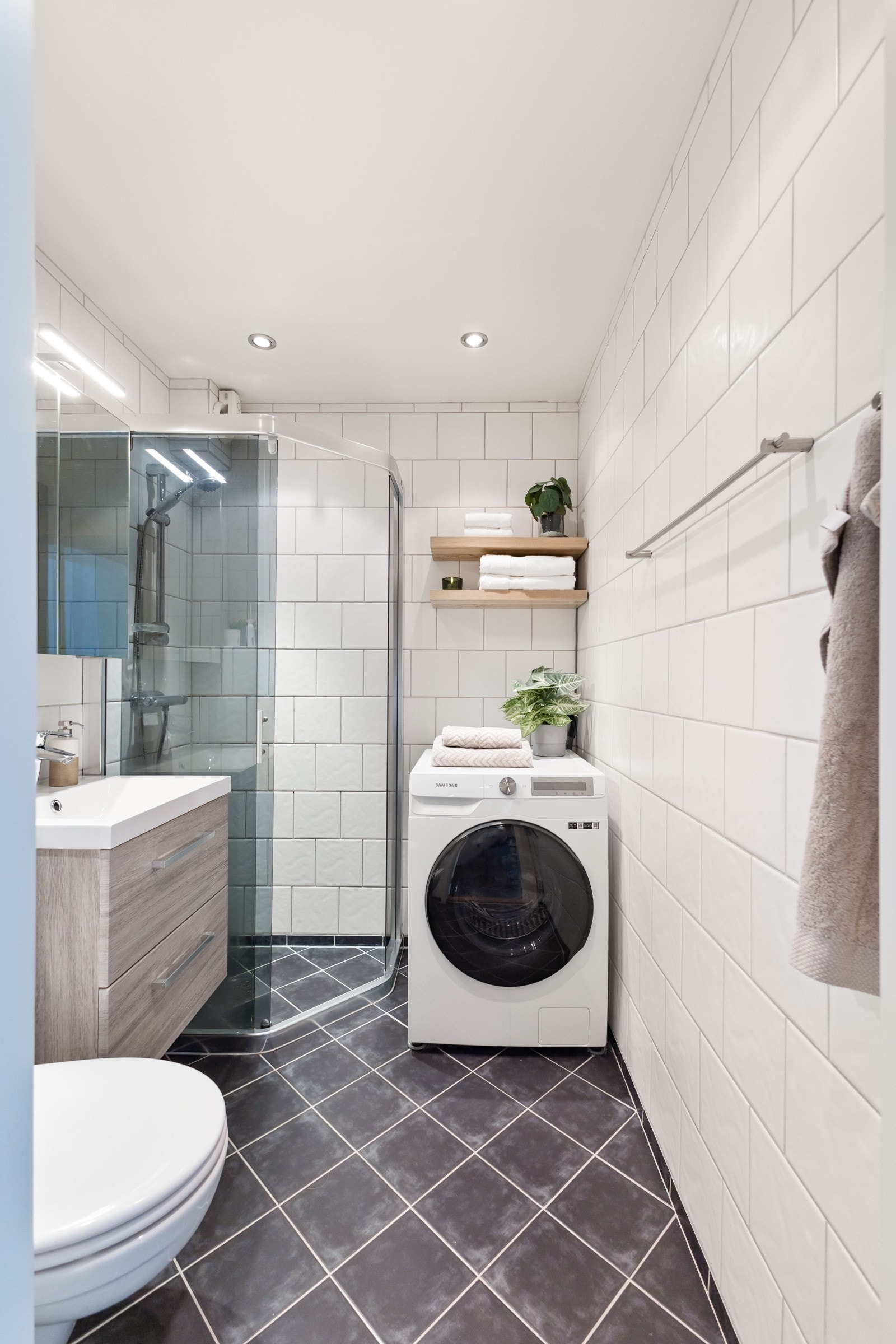 Delikat bad med downlights, gulvvarme og opplegg til full størrelse vaskemaskin Galleribilde