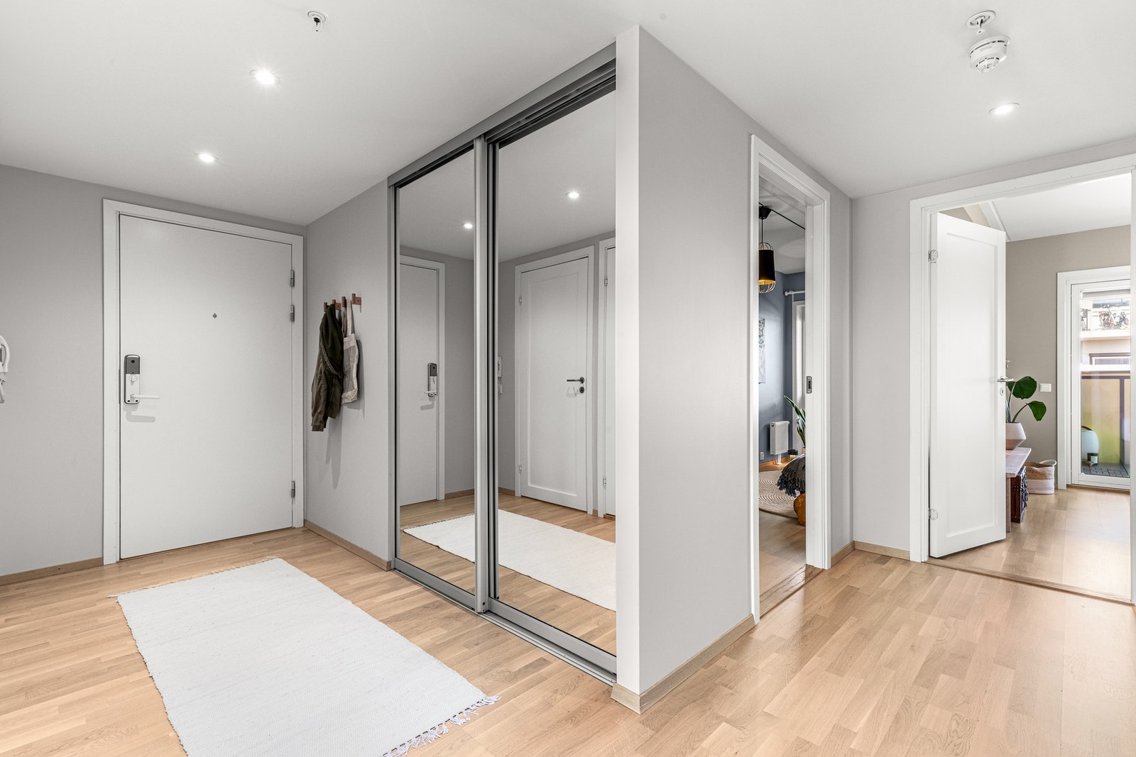 Fra gangen har du tilkomst til bod, bad, wc-rom, 2 soverom og resten av boligen. Stor og fin gang med mye plass. Galleribilde